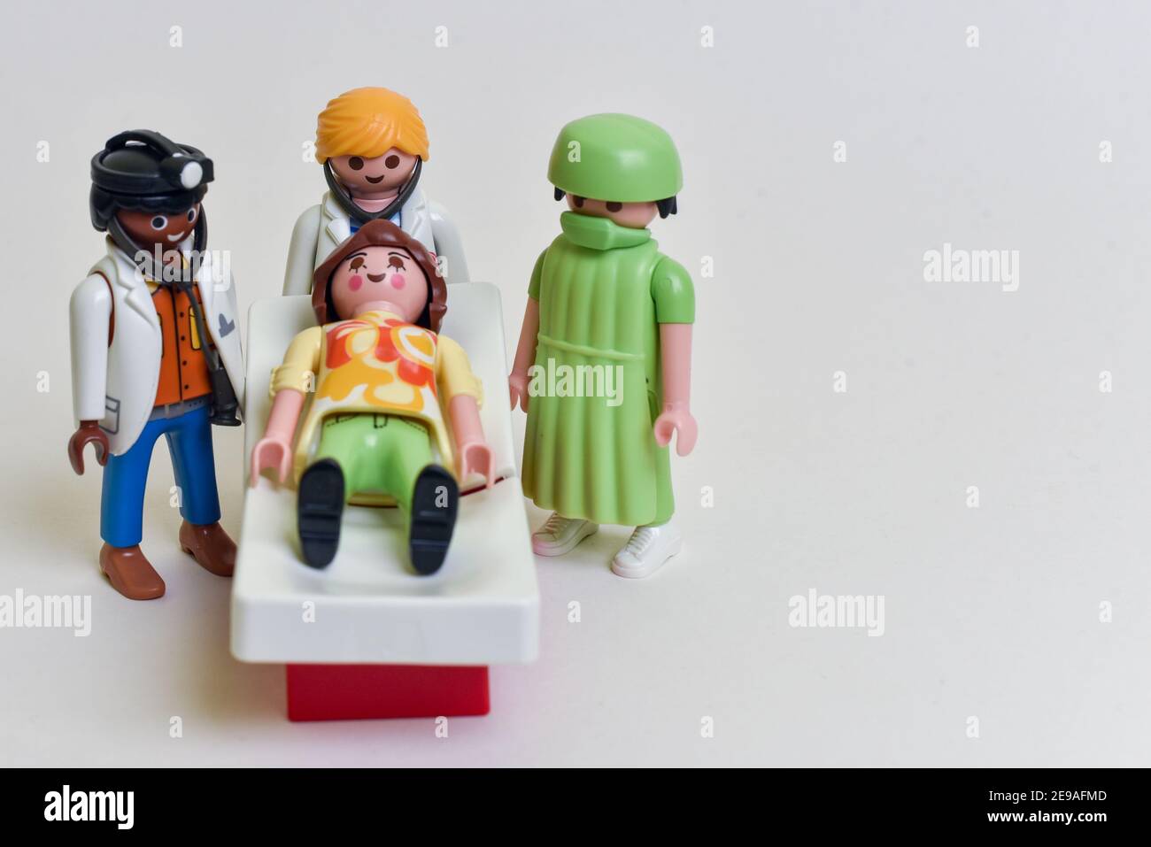 Figuras Playmobil, fotografía conceptual, medicina, médicos, NHS, medicina,  hospital Fotografía de stock - Alamy