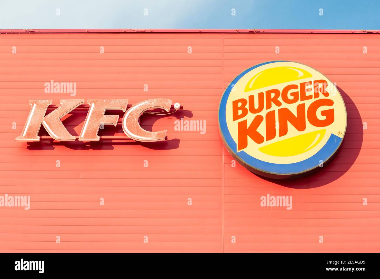 KFC y el logotipo de Burger King juntos uno al lado del otro en una fachada  de pared roja Fotografía de stock - Alamy