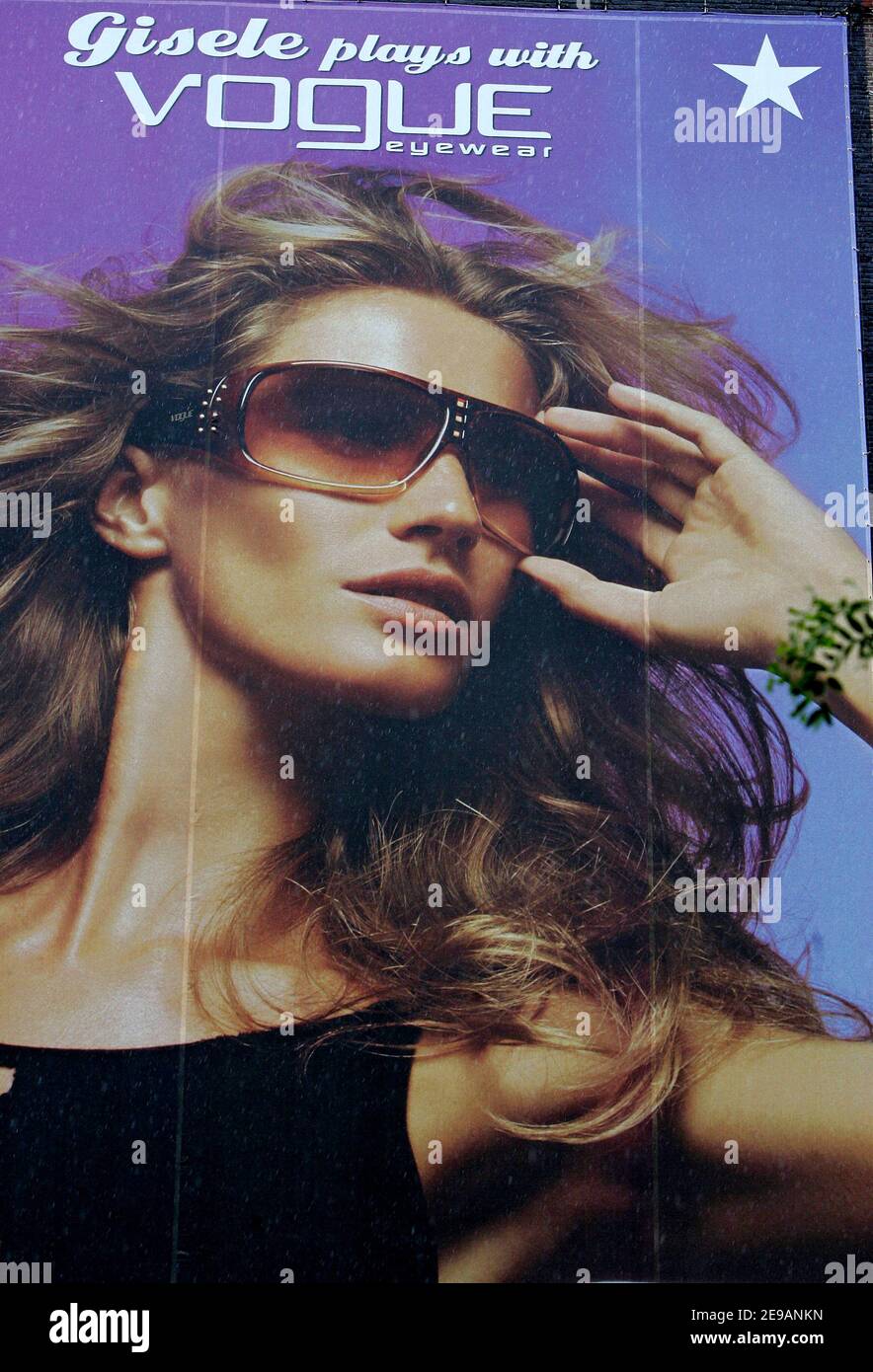 Model Gisele Bundchen aparece en la cartelera publicitaria Vogue Eyewear en  Soho, Nueva York, NY, EE.UU. El 8 de junio de 2006. Foto de Charles  Guerin/ABACAPRESS.COM Fotografía de stock - Alamy