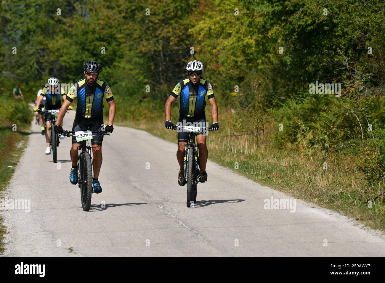 Mavrovo, Macedonia, septiembre de 08 2020. La carrera de bicicleta de prueba de tiempo tuvo lugar en el terreno montañoso de Mavrovo, para ciclistas profesionales y aficionados. Foto de stock