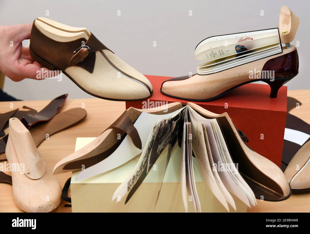 Leipzig, Alemania. El 2 de febrero de 2021. Curiosos libros de zapatos  yacen en una mesa en la editorial Faber & Faber Leipzig. El zapato de  libro, que también incluye un libro