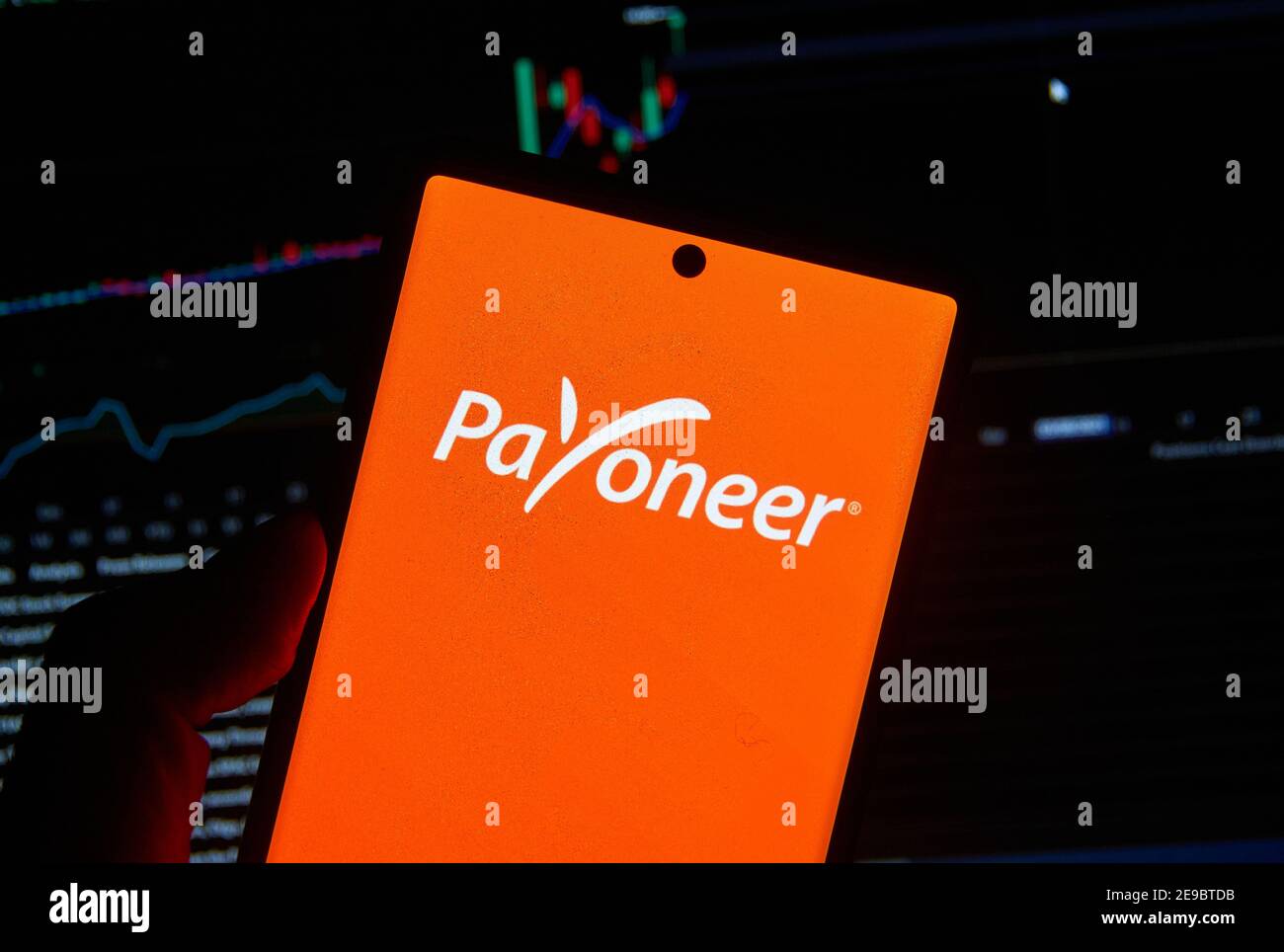 Montreal, Canadá - 3 de febrero de 2021: Logotipo de Payoneer en un teléfono celular sobre un cuadro de valores. Payoneer es una empresa financiera que proporciona dinero en línea transfe Foto de stock