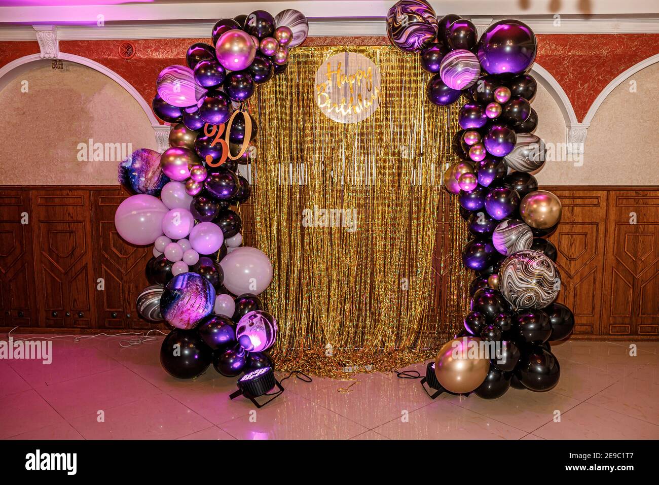 Arco de boda hecho de coloridos globos inflables. Celebración de una fiesta  infantil. Arco hecho con globos Fotografía de stock - Alamy