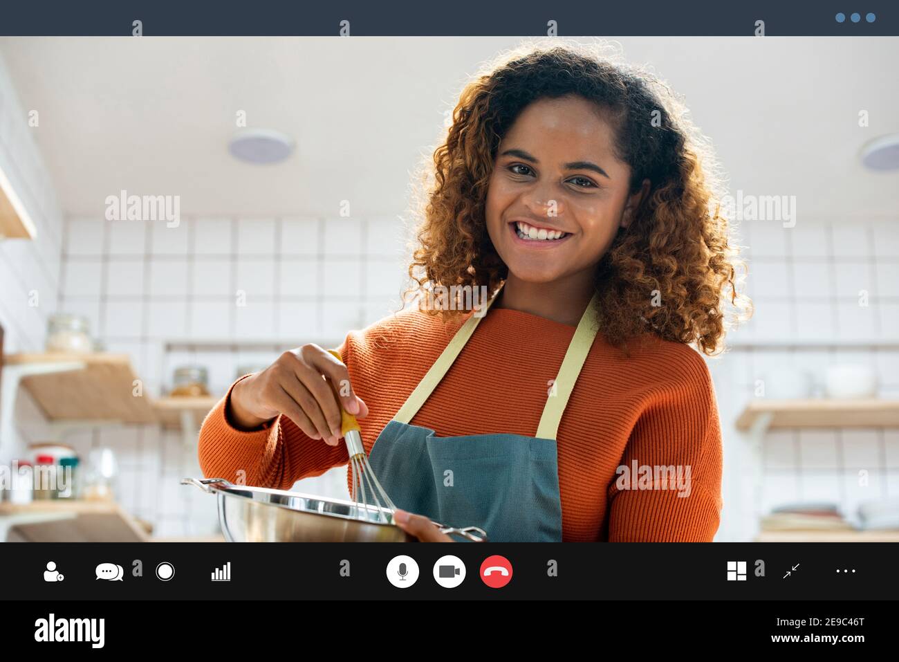 Joven afroamericana enseñando cocina en línea a través de videollamada en la cocina en casa Foto de stock