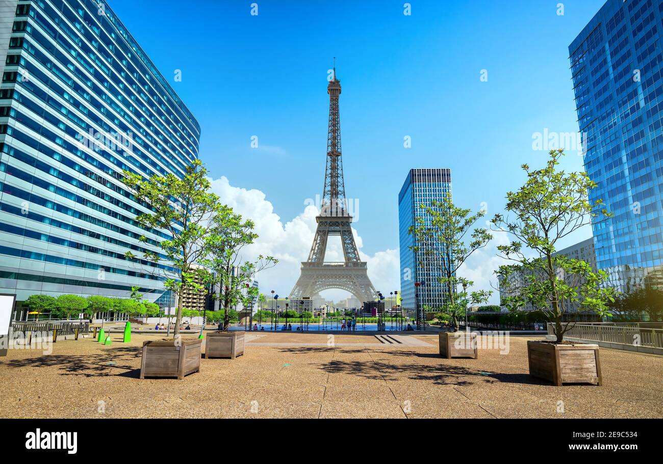 Vista de la Torre Eiffel y rascacielos en el moderno barrio parisino la Defense. Foto de stock