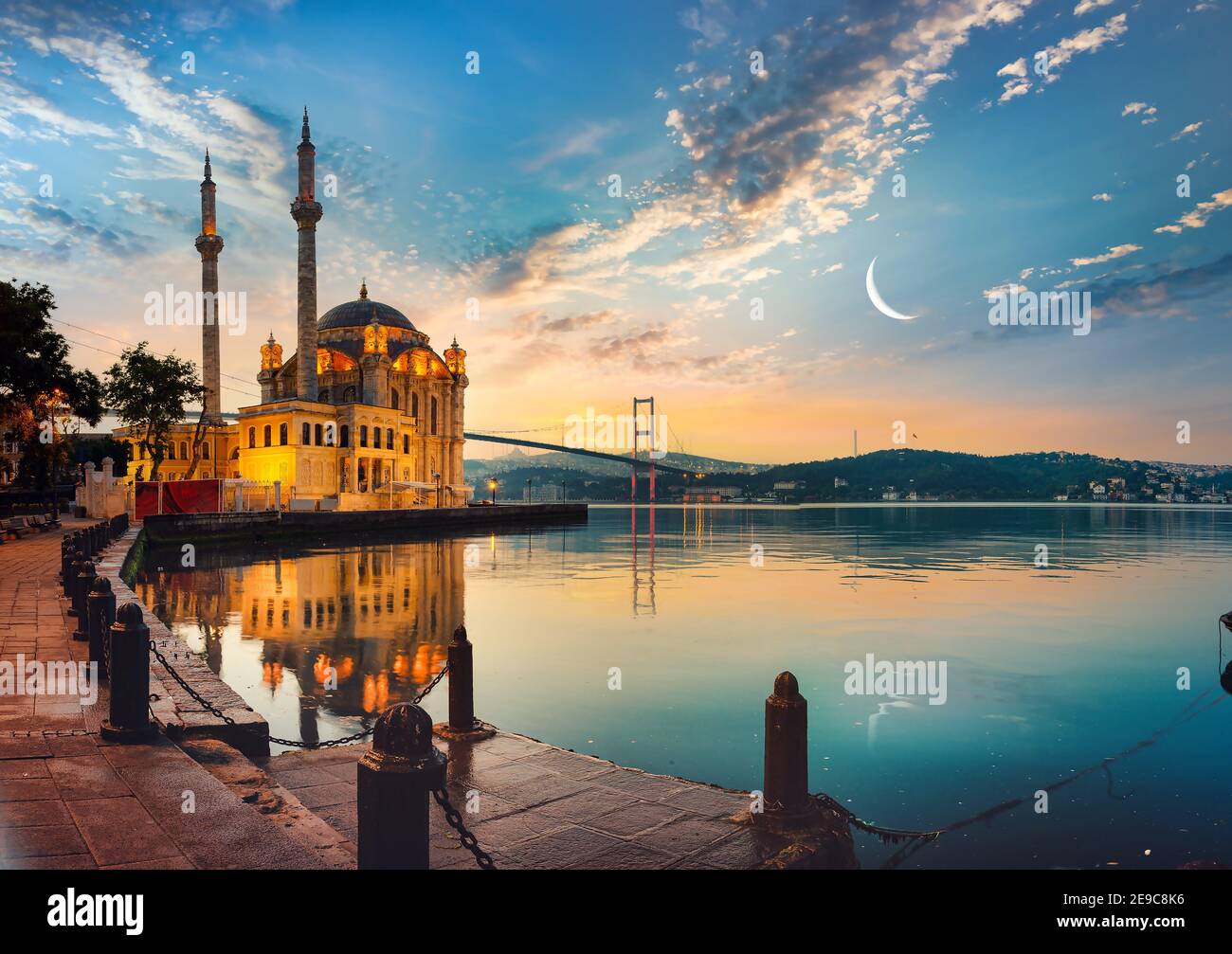 Ortakoy mezquita y el puente del Bósforo en Estambul, Turquía al amanecer. Foto de stock