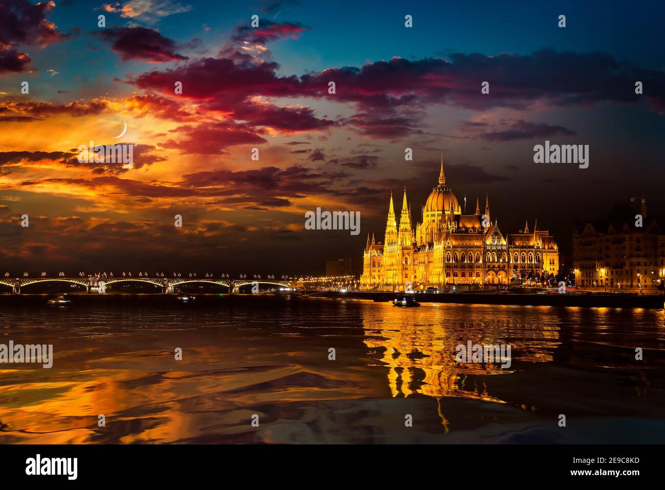 Hermosa vista de los monumentos famosos en Budapest al atardecer. Foto de stock