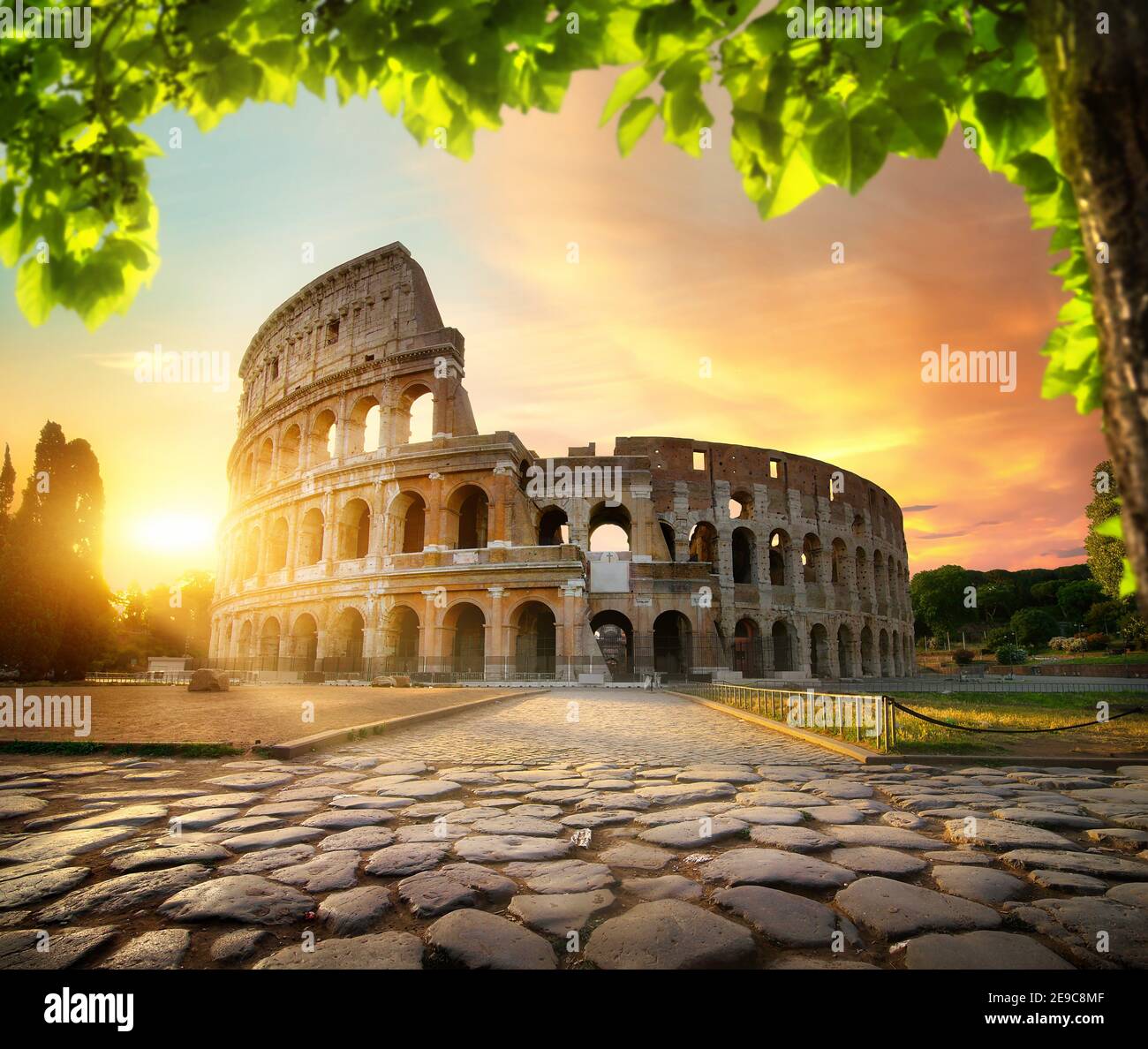 Camino al Coliseo en la tranquila y soleada mañana, Italia. Foto de stock