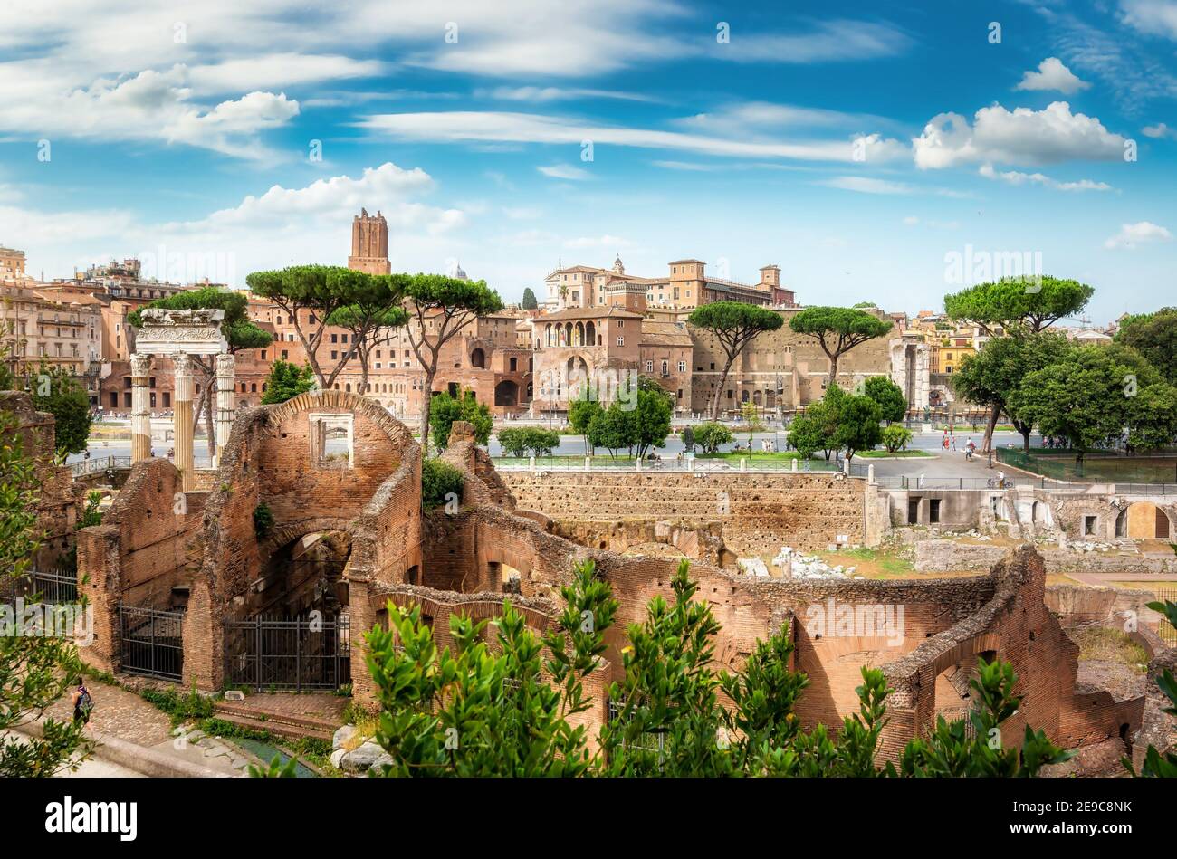 Ruinas del Foro Romano en verano, Italia. Foto de stock