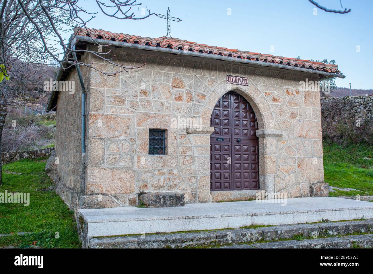 Ermita del Calvario de Banos de Montemayor. Bonito pueblo del Valle de Ambroz, Cáceres, Extremadura, España. Foto de stock