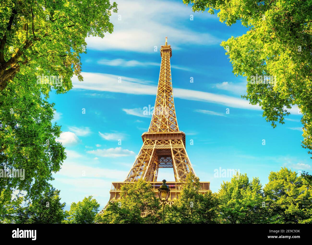 Gran torre Eiffel en París y el paisaje. Foto de stock