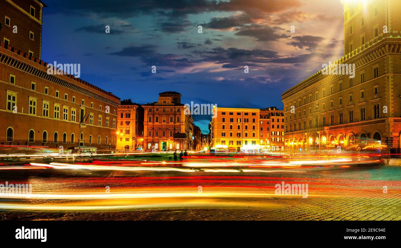 Luces en la plaza de Venecia en Roma, Italia. Foto de stock