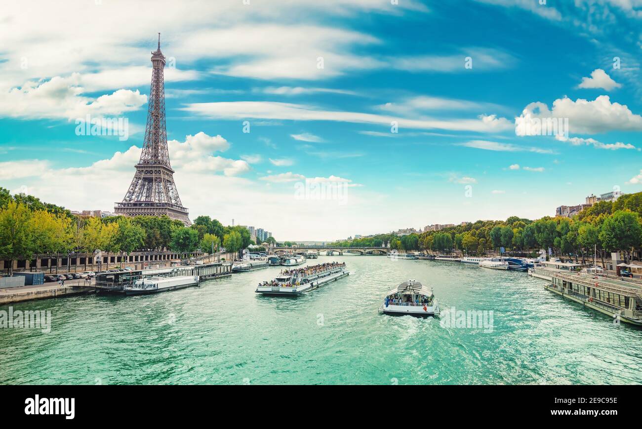 Sena en París con la Torre Eiffel de día. Foto de stock