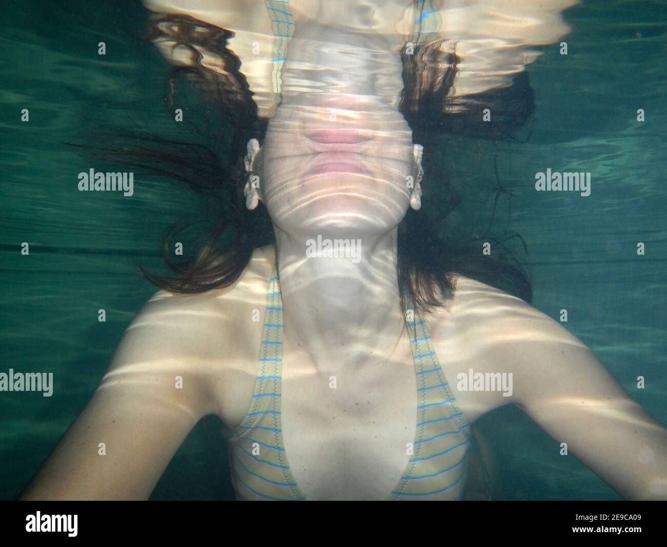 Imagen de espejo de una mujer bajo el agua Fotografía de stock - Alamy