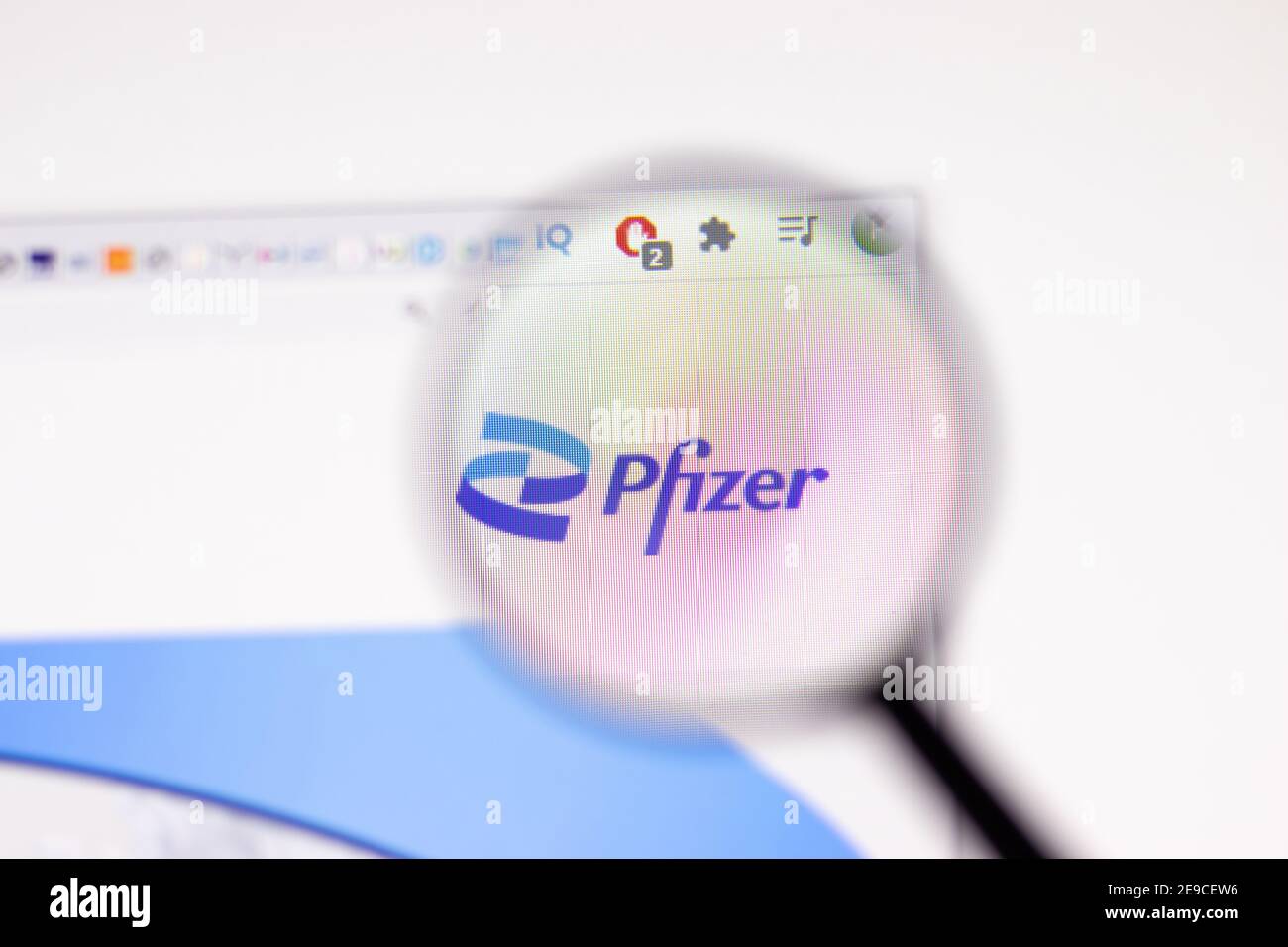 Los Angeles, EE.UU. - 1 de febrero de 2021: Página web de Pfizer. Pfizer.com logo en pantalla, editorial ilustrativa Foto de stock