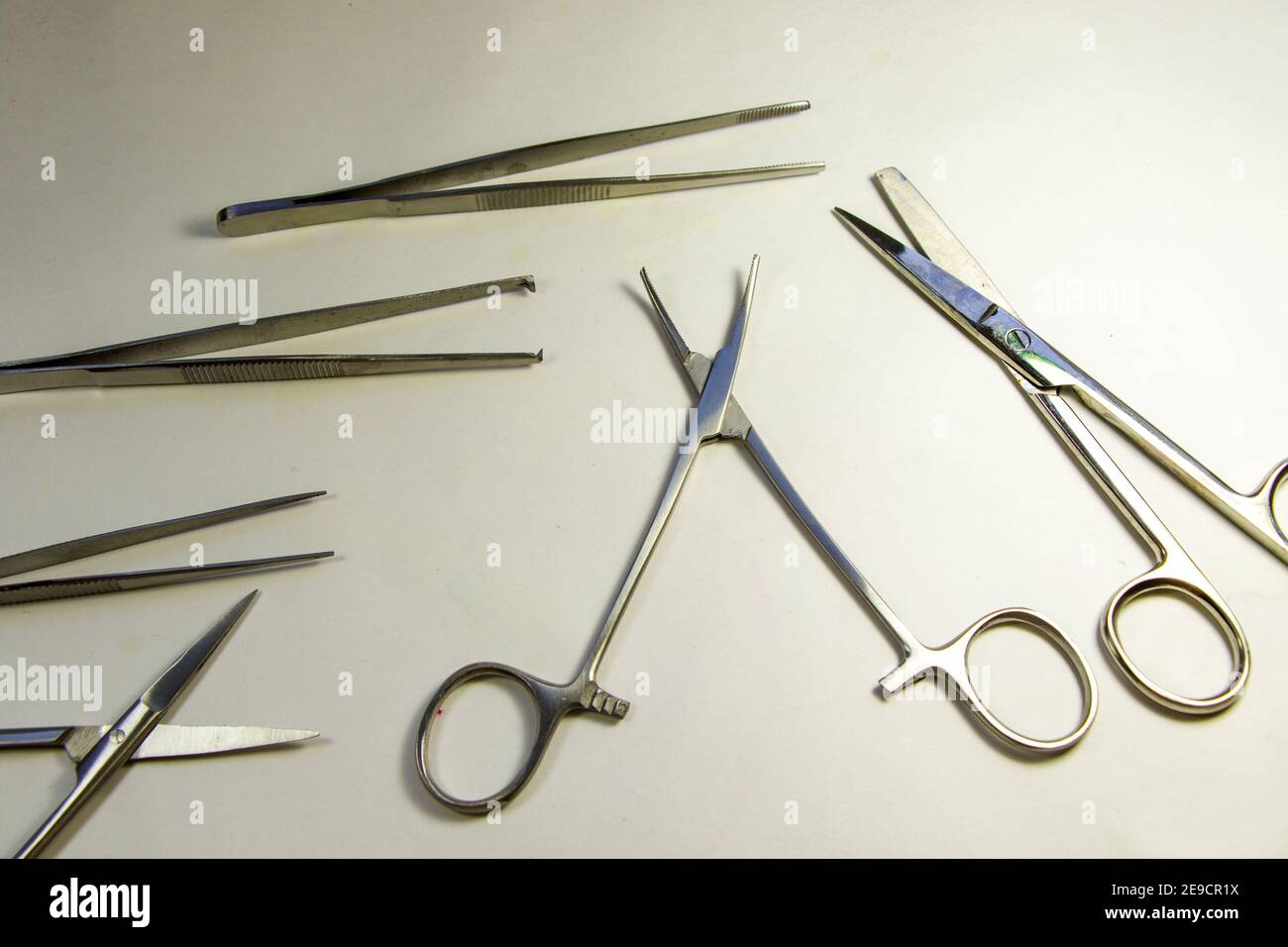 Inyección de ángulo alto de tijeras quirúrgicas y pinzas el tabla de stock - Alamy
