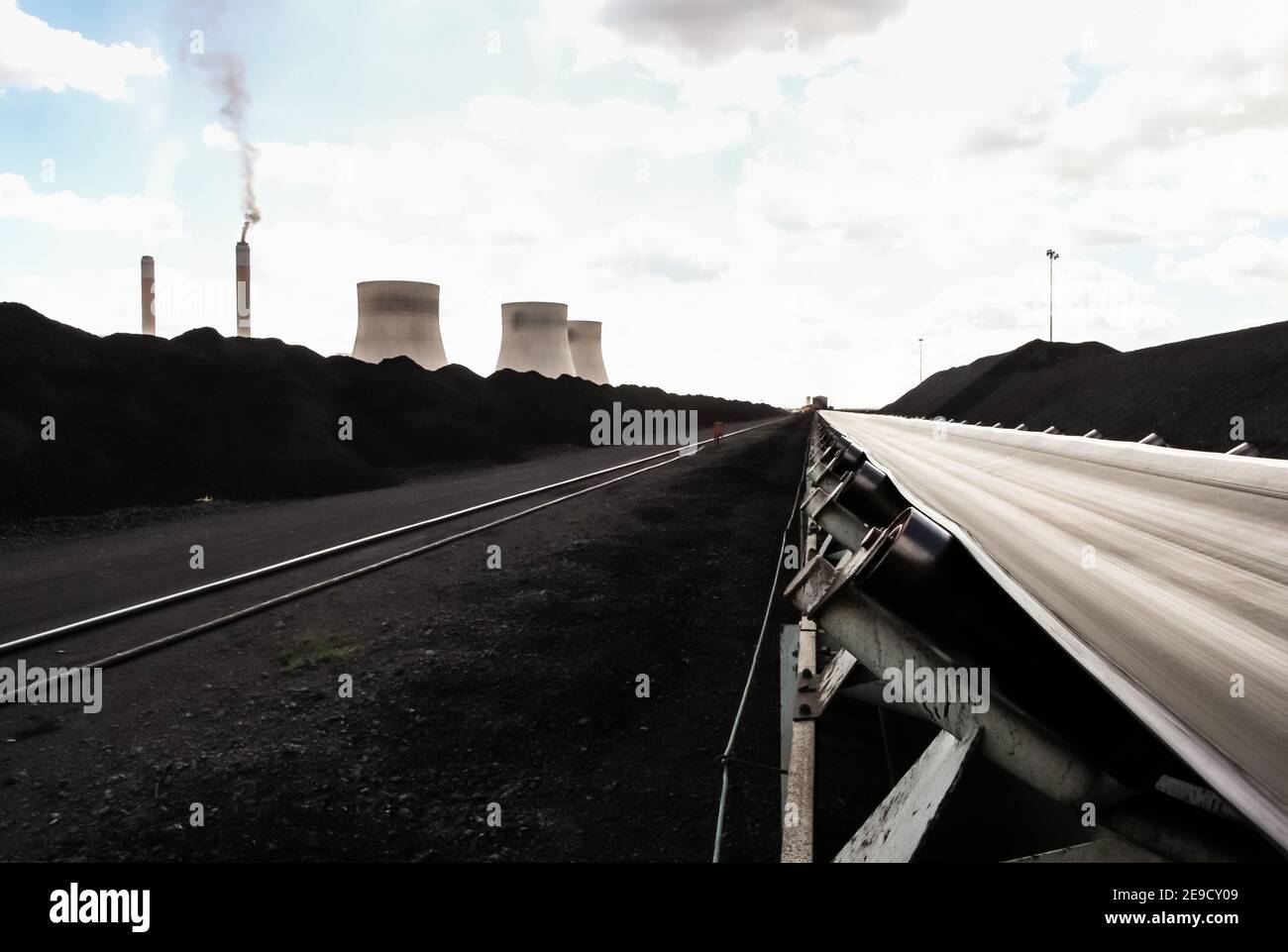 Vista exterior de una fábrica de carbón capturado en un día nublado Foto de stock