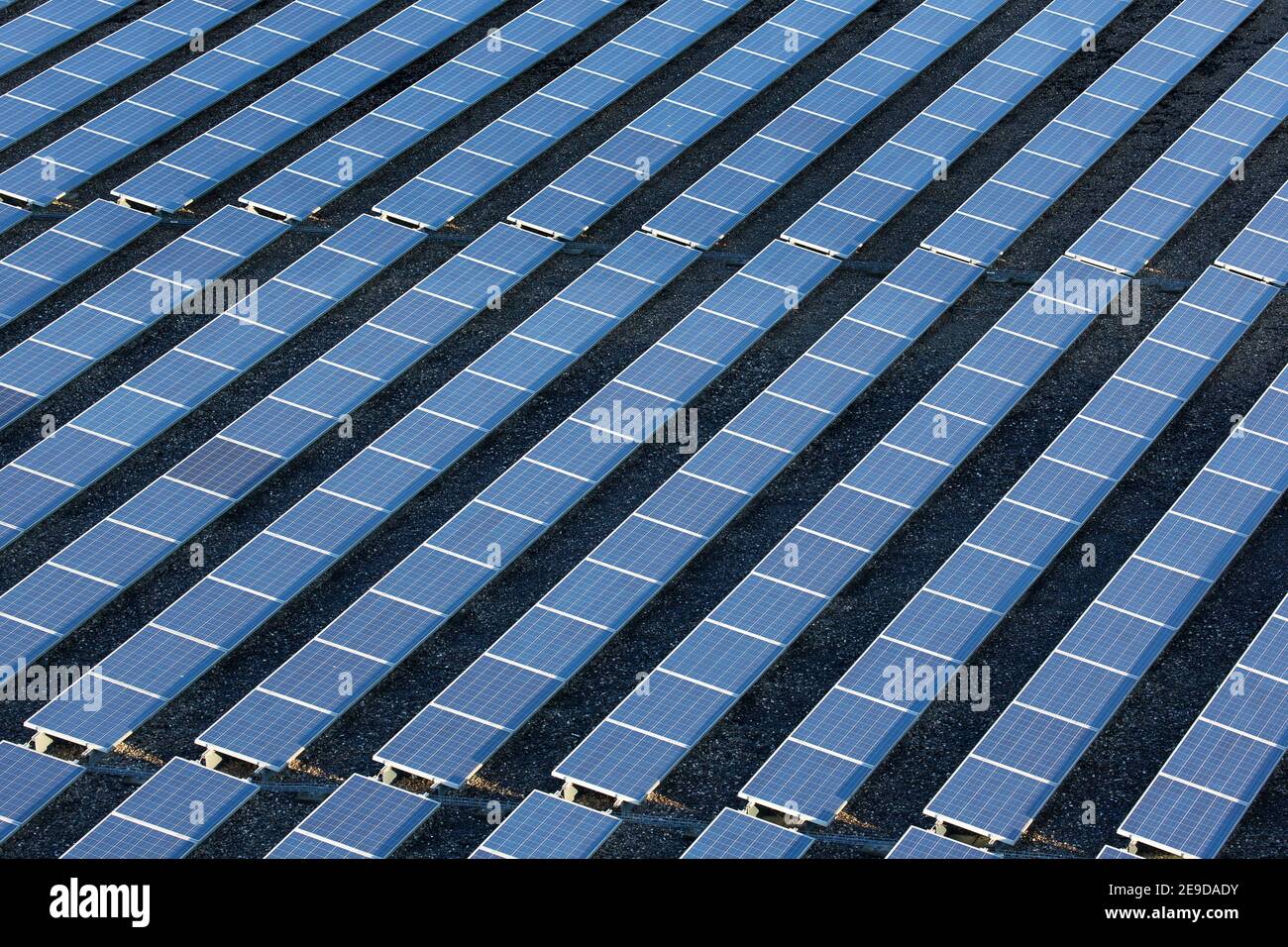 Paneles solares en el techo, Bélgica, Flandes Oriental Foto de stock