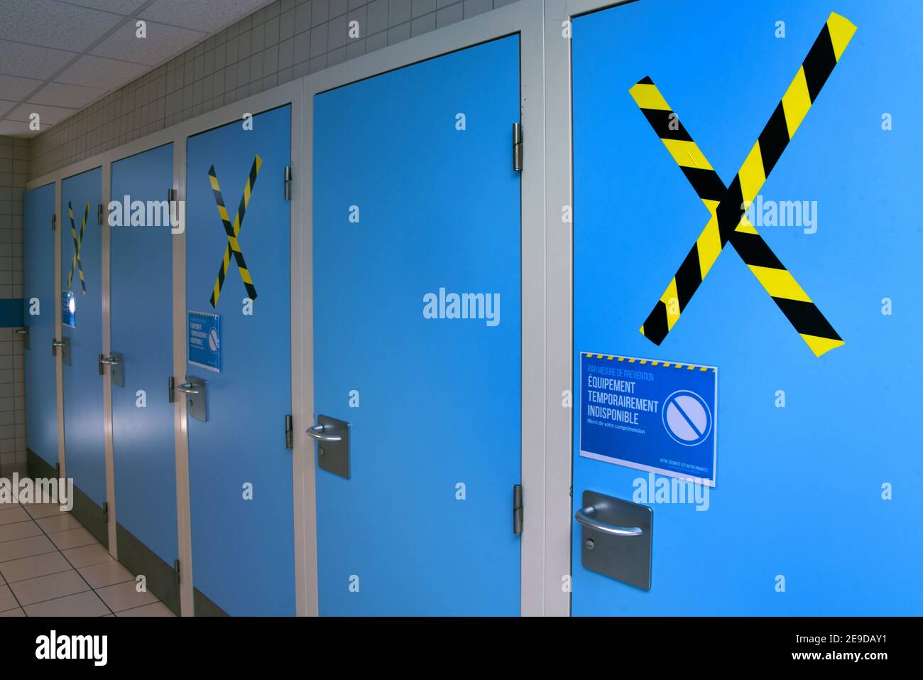 Puertas cerradas de un aseo público, mantener su distancia, medidas contra Covid-19, Francia, Drome, Valence Foto de stock