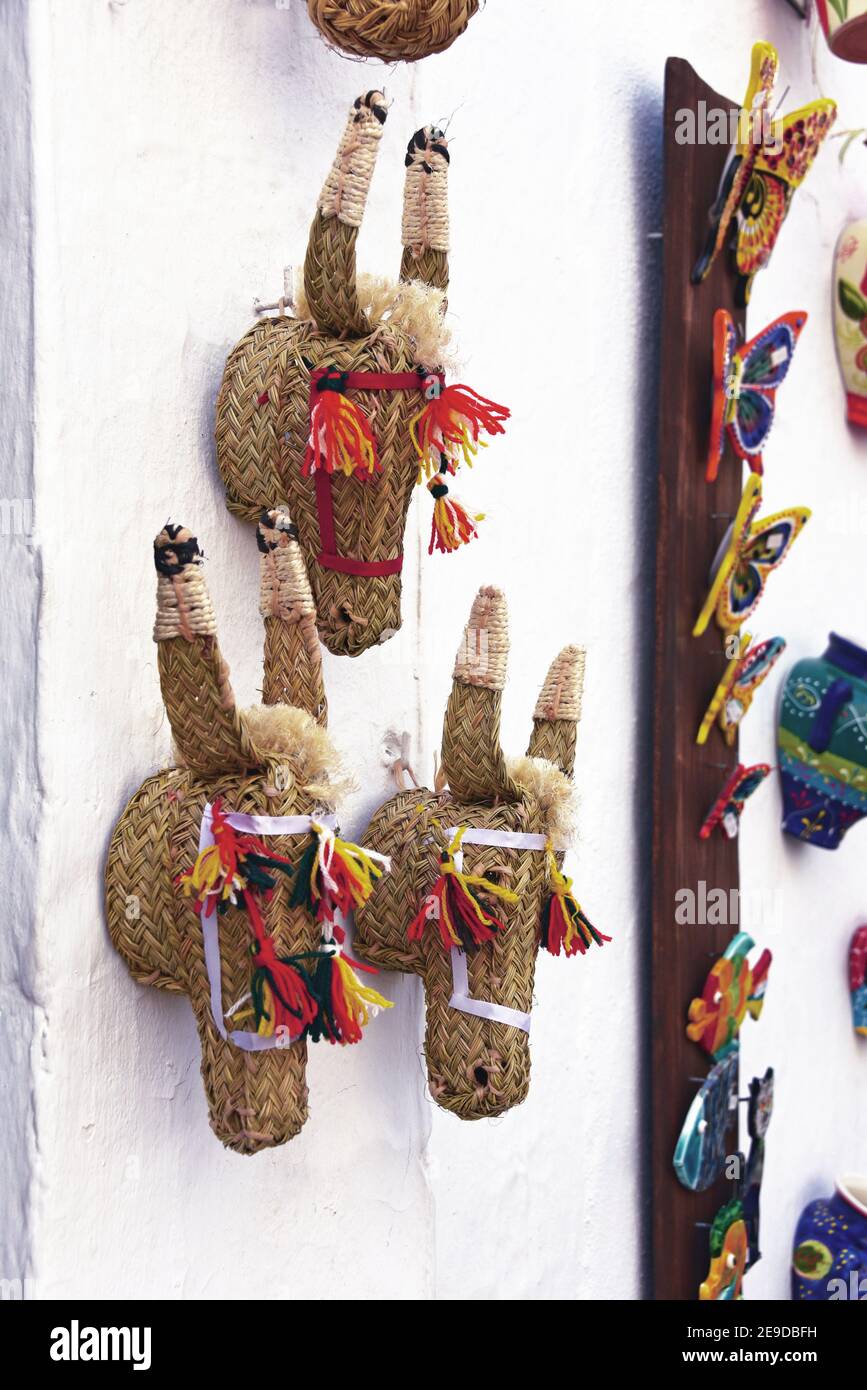 souvenirs a la venta en una fachada, España, Andalucía, Mijas Foto de stock