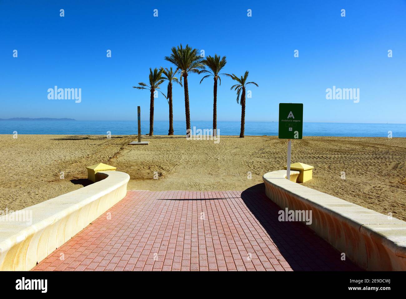 playa durante la pandemia de Corona en octubre de 2020, España, Andalucía, Torre del Mare Foto de stock