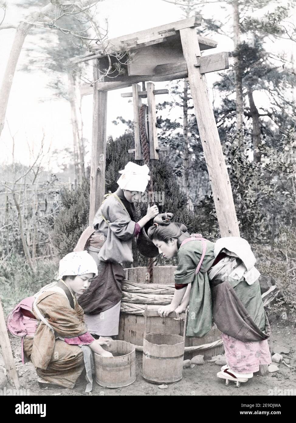Fotografía de finales del siglo 19 - mujer joven sacando agua de un pozo, Japón, c.1880 Foto de stock