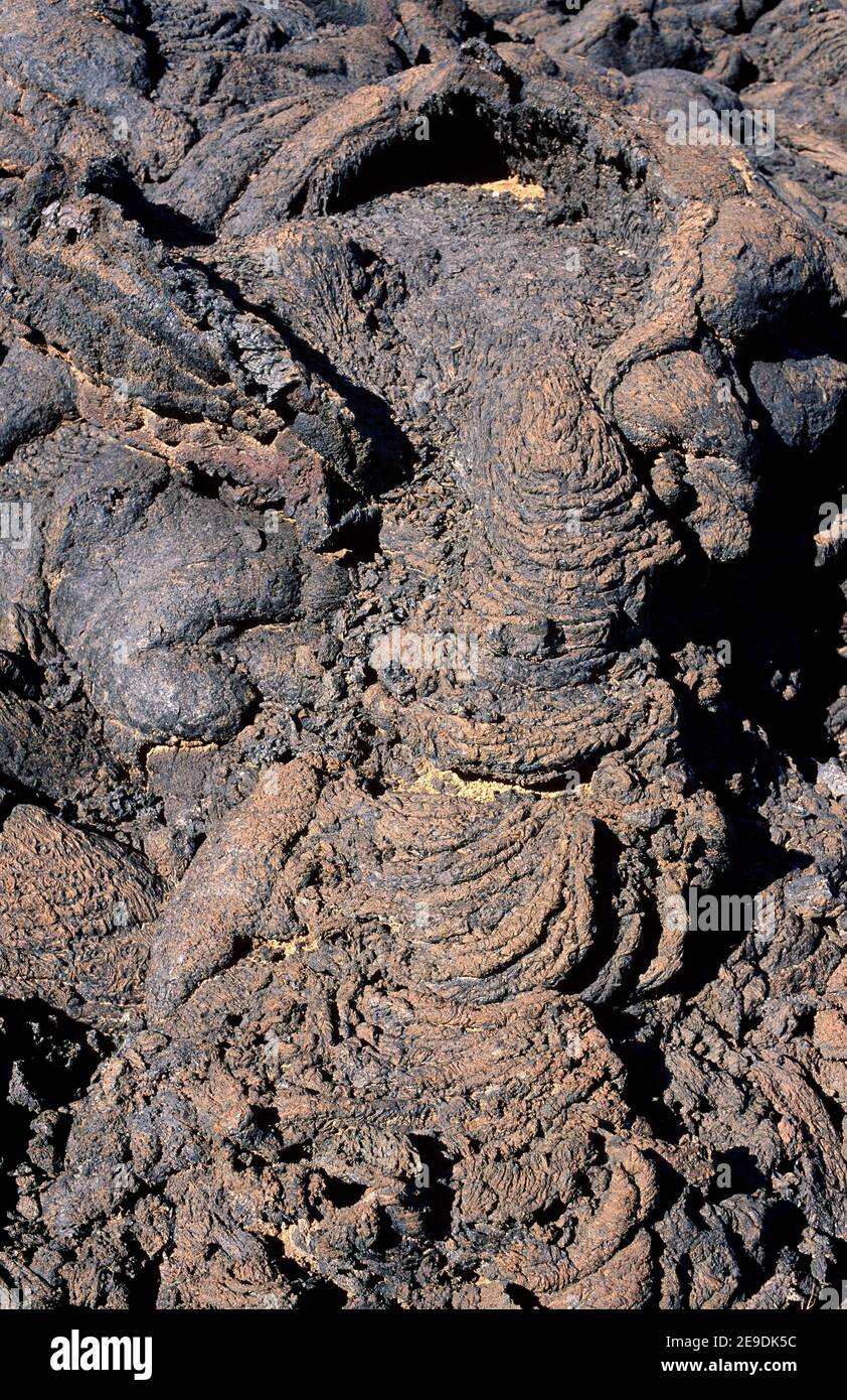 Burbuja volcánica y pahoehoe. Isla de Lanzarote, Islas Canarias, España. Foto de stock