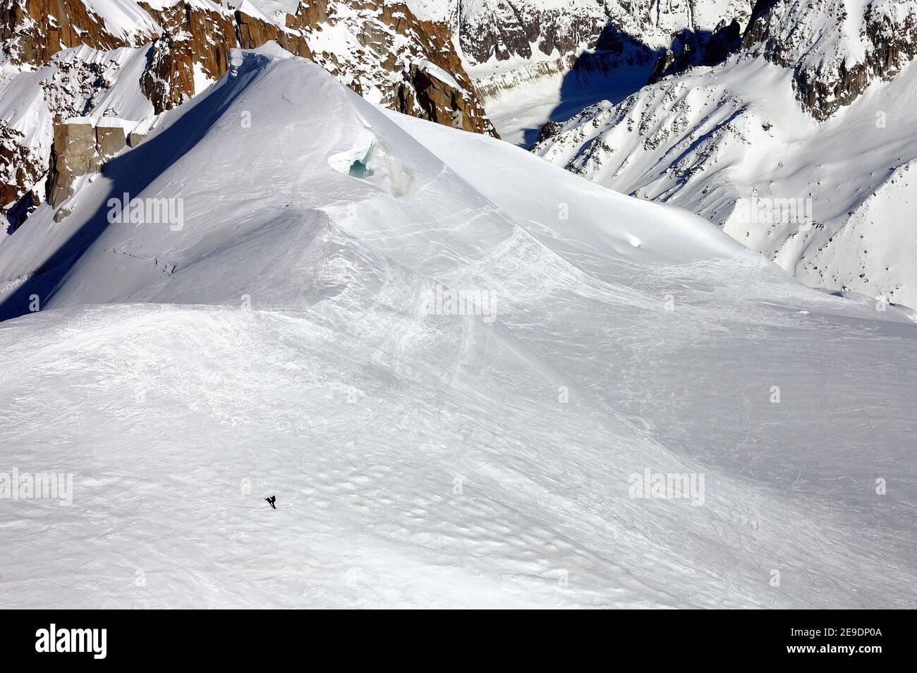 Escalador único en los Alpes enormes, vista desde Aiguille du Midi, Alpes altos cerca del Monte Blanc, Haute-Savoie, región de Auvernia-Rhône-Alpes, Francia, Europa Foto de stock