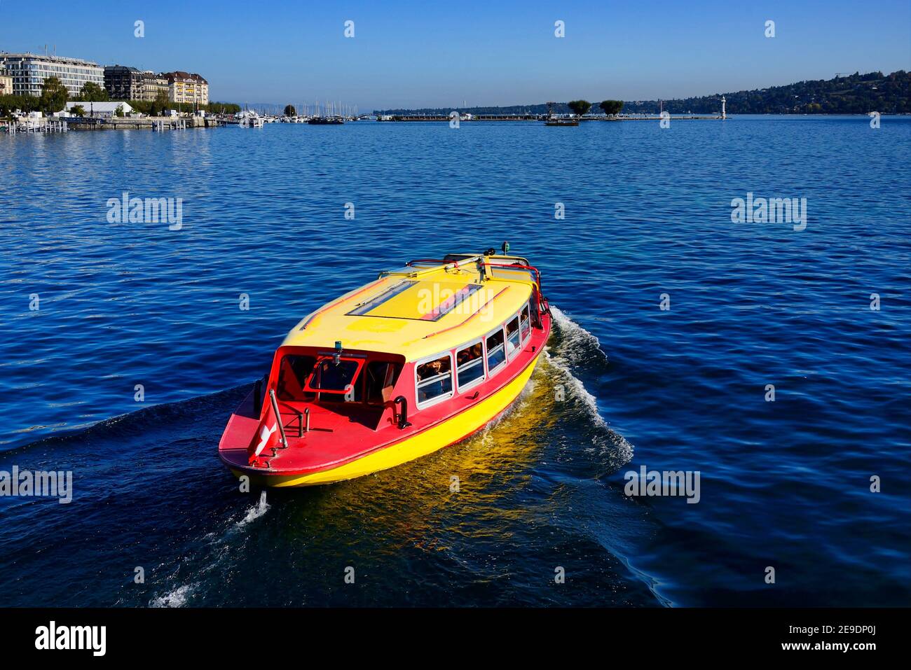 El barco amarillo llamado Mouette Genevoise llamado también tranvías de agua transporte público de agua que conecta las orillas del lago de Ginebra, Ginebra, Suiza, Europa Foto de stock