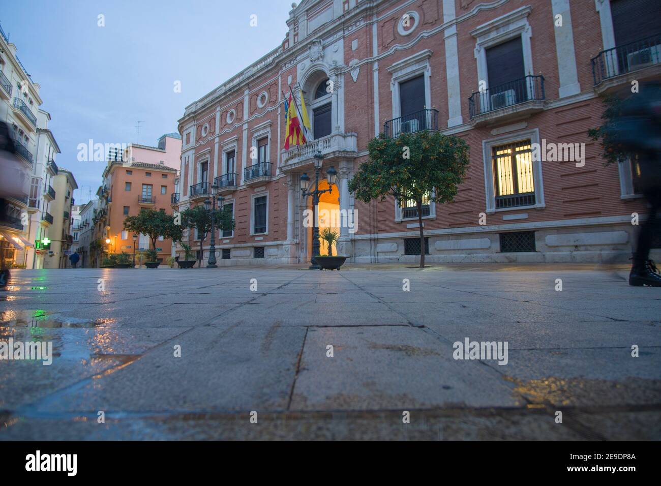 Valencia España el 10 de diciembre de 2020: Noche en la plaza del arzobispo de Navidad. Foto de stock