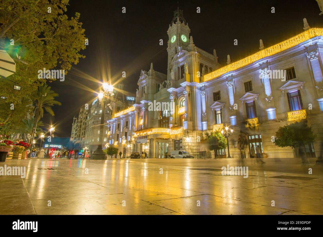 Valencia España el 10 de diciembre de 2020: Noche en la Plaza del Ayuntamiento de Navidad. Foto de stock