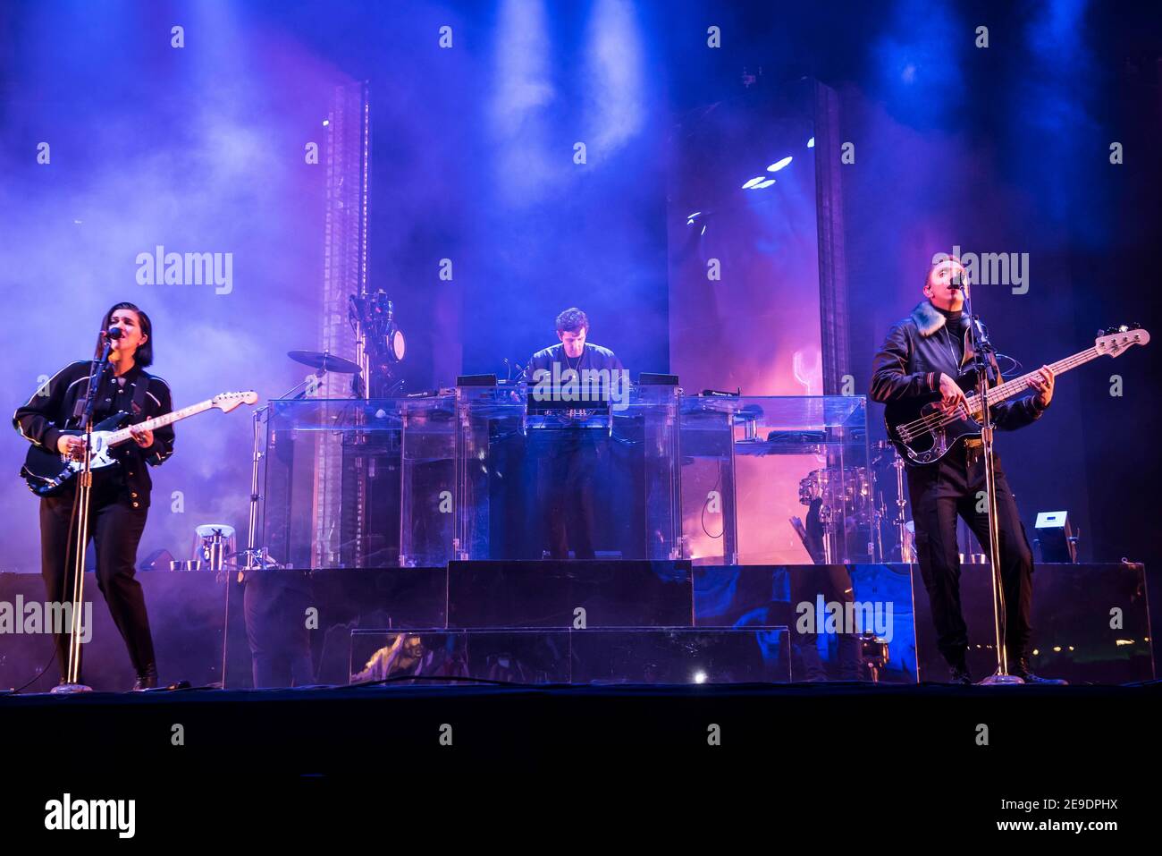 El XX actúan en vivo en el escenario en el Bestival 2017 en el Castillo de Lulworth - Wareham. Foto de stock