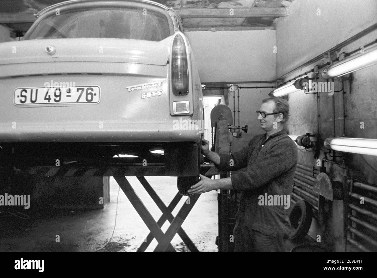 30 de noviembre de 1984, Sajonia, Delitzsch: Un coche Trabant 601 está  siendo "arrancado" a mediados de los años 80 en una pequeña tienda de  mantenimiento, con pintura pulida y protección de