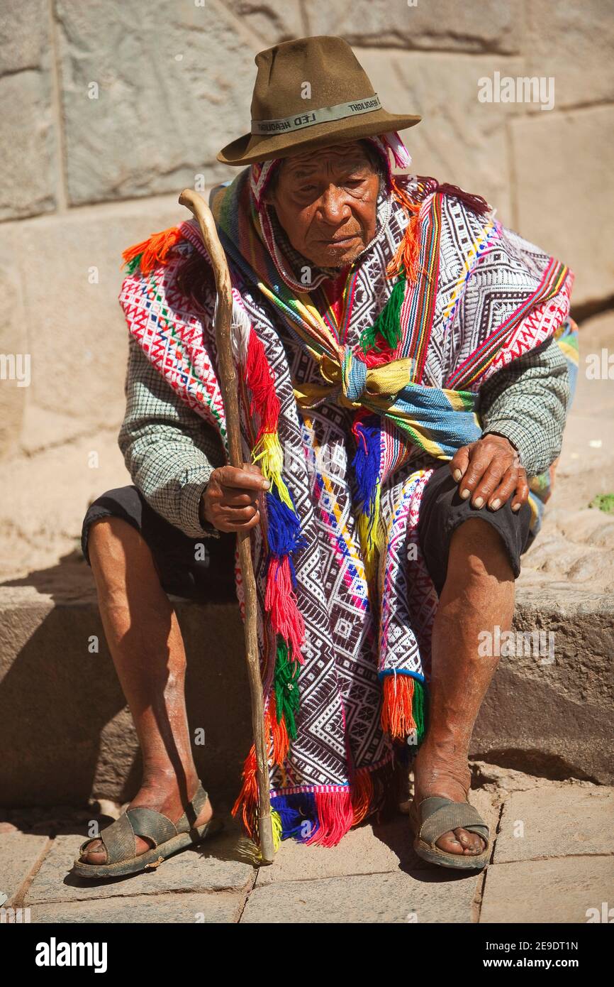 Viejo vestido tradicional en el centro de la ciudad, Pisac, Valle Sagrado, Región de Cusco, Perú, Sudamérica. Foto de stock