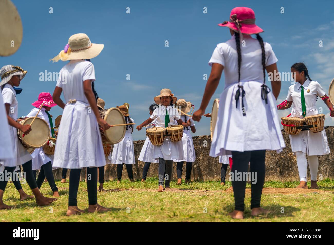 Una banda escolar de chicas de Sri Lanka practica mientras actúan para los turistas en Galle Fort en el sur de Sri Lanka. Foto de stock