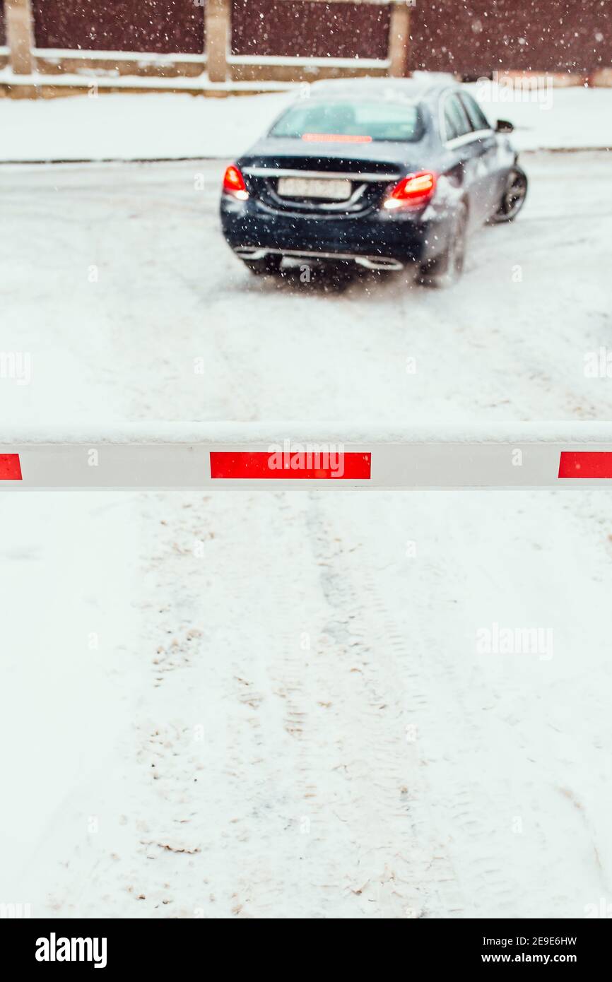 El coche dejó el patio en la nieve profunda - sucio carreteras en una ventisca - tiempo extremo para conducir Foto de stock