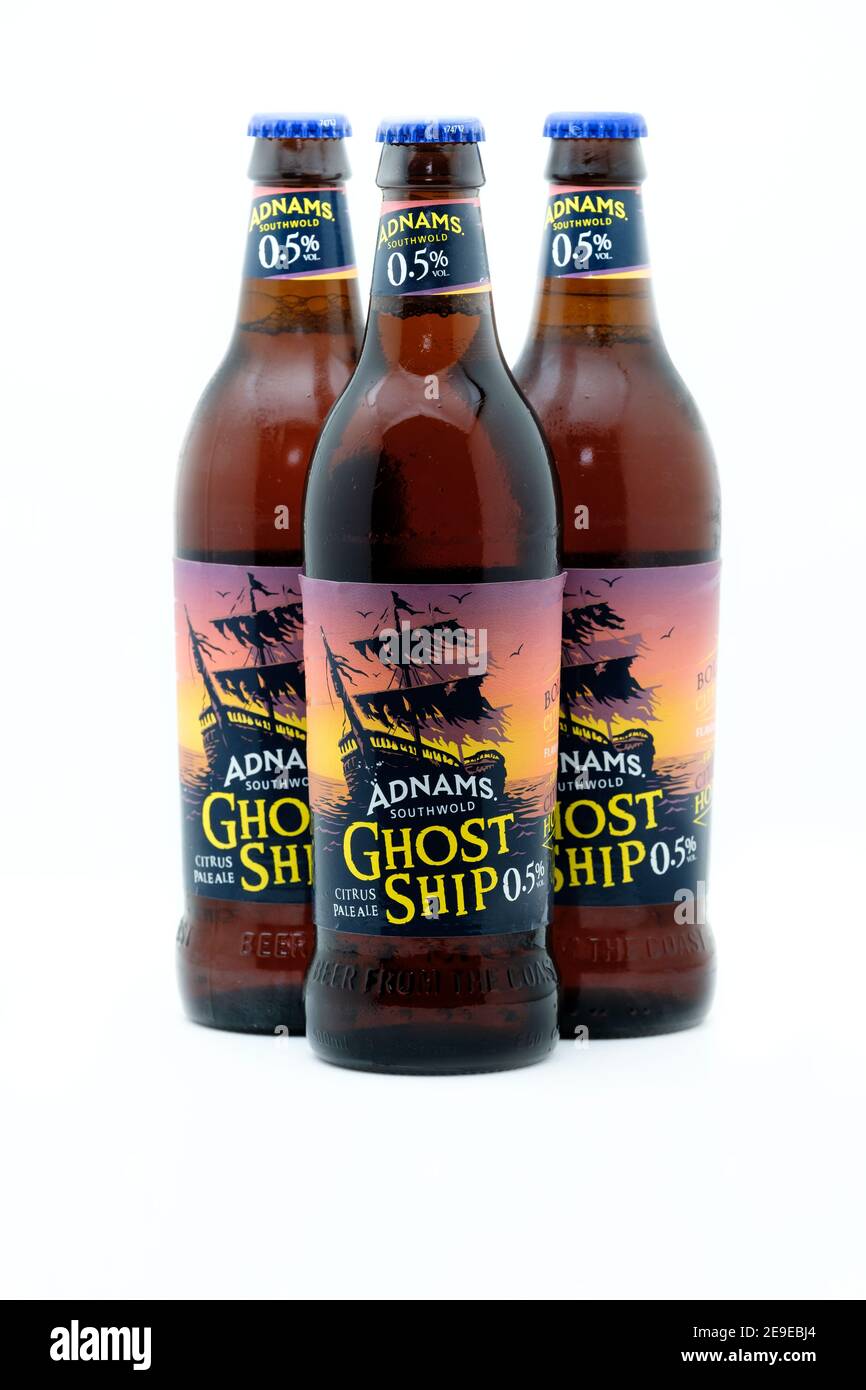 Tres botellas de 500 ml de la nave fantasma Adams southwold Citrus pale ale. La cerveza se elabora como una bebida baja en alcohol y contiene un 0.5% de alcohol por volumen Foto de stock