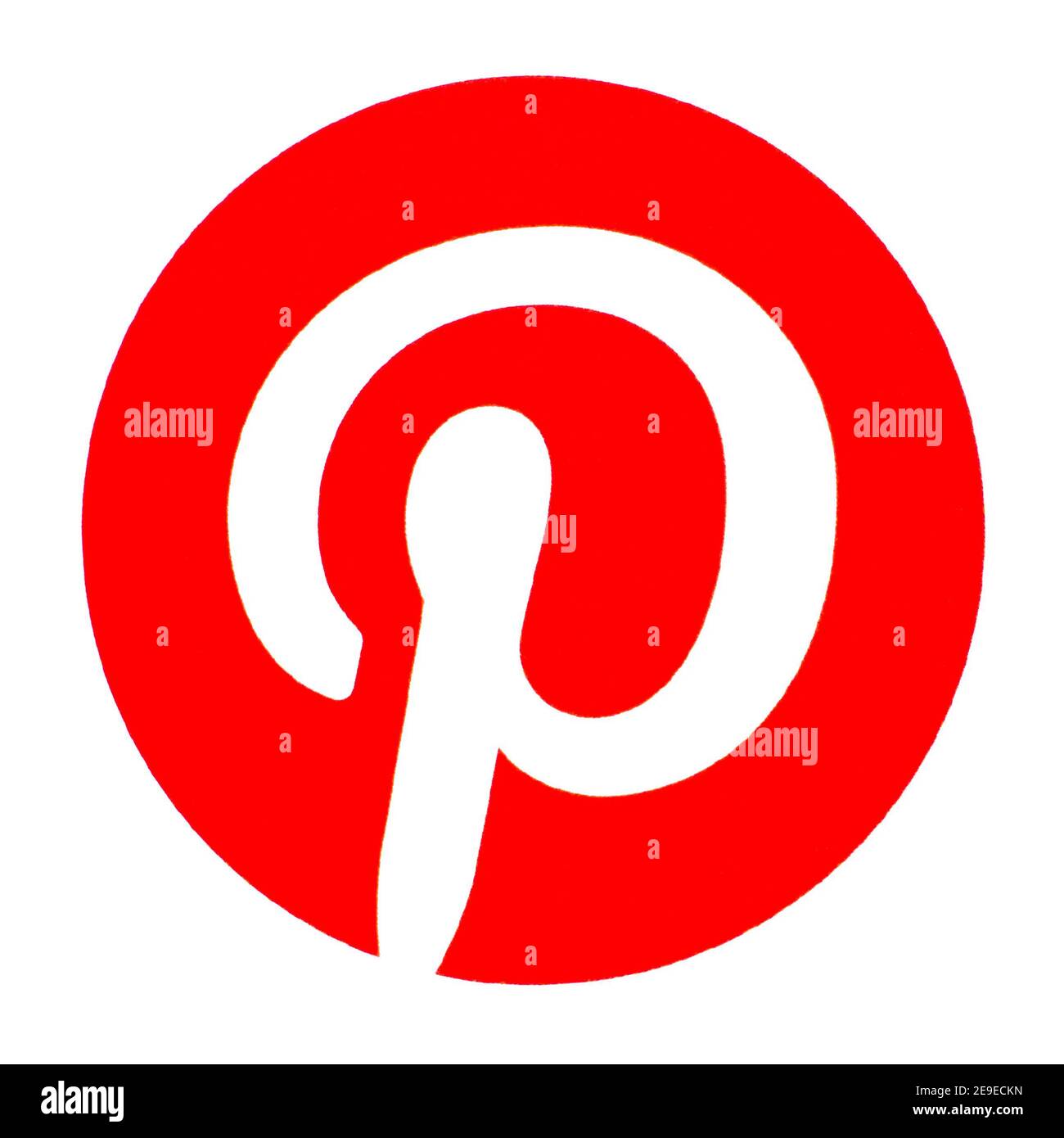 Logotipo de Pinterest impreso en papel. Pinterest es una empresa de aplicaciones web y móviles, que opera un sitio web homónimo para compartir fotos Foto de stock
