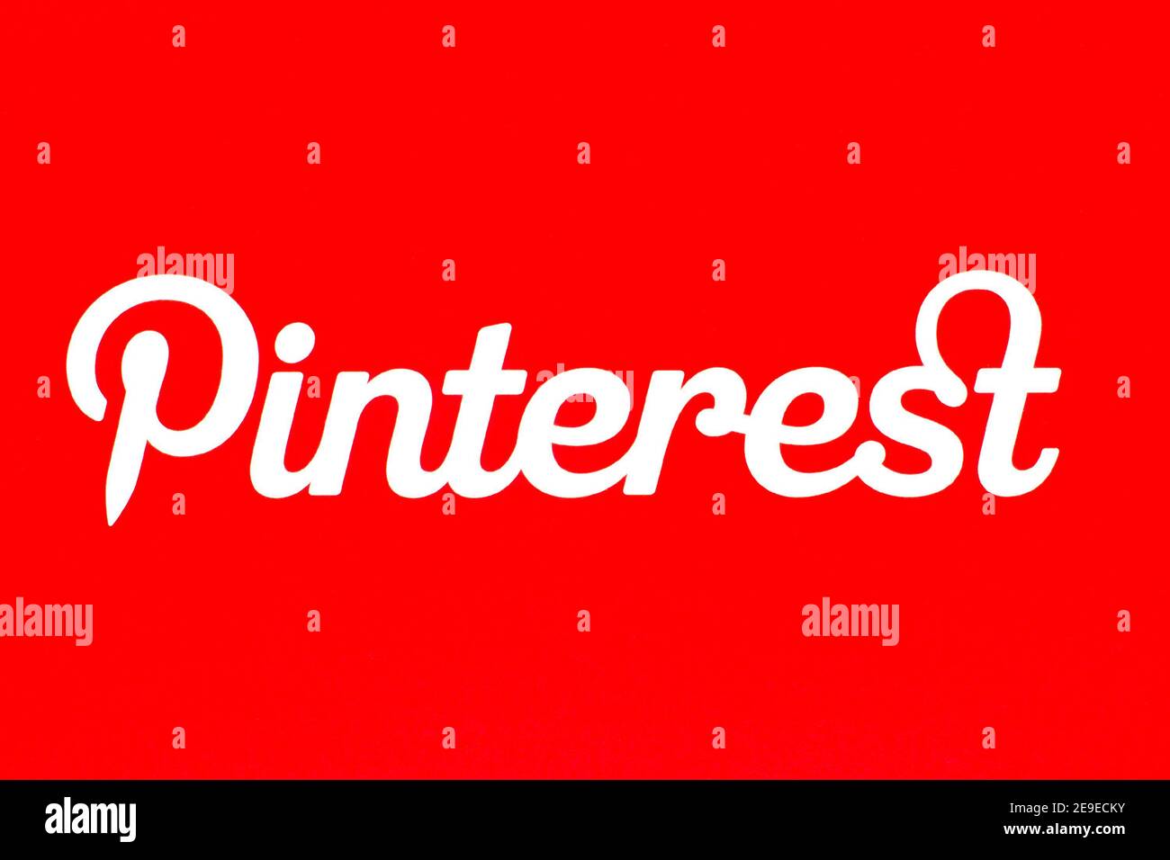 Logotipo de Pinterest impreso en papel. Facebook es una red social en línea y un servicio de microblogging. Foto de stock