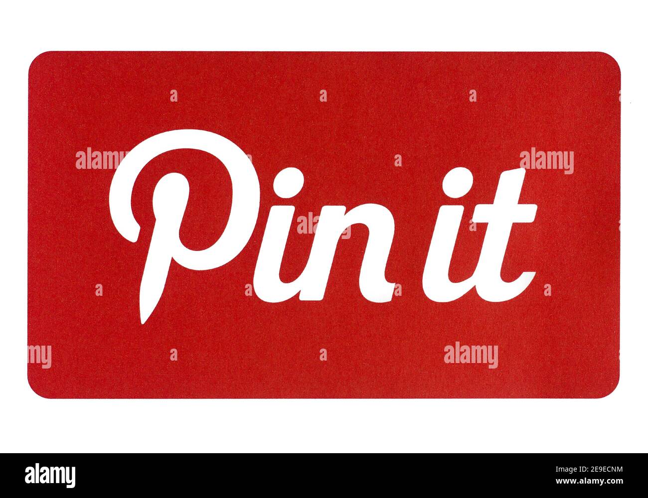 Foto del logo de Pinterest 'pinte it' impresa en papel y colocada sobre fondo blanco. Sólo para uso editorial Foto de stock