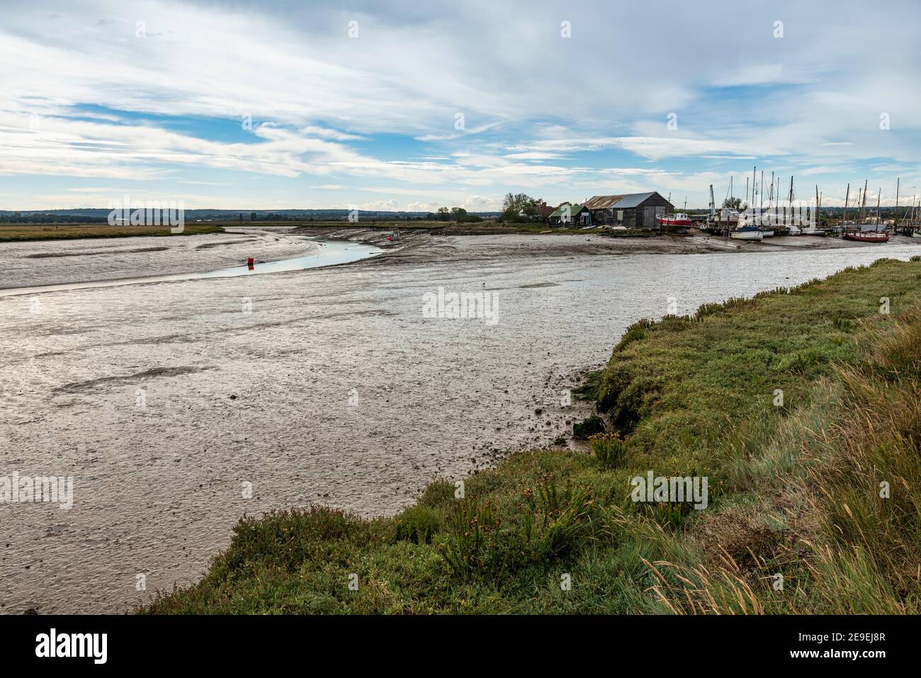 El estuario de Swale en marea baja en OARE cerca de Faversham en Kent, con vistas a la isla de Sheppey Foto de stock