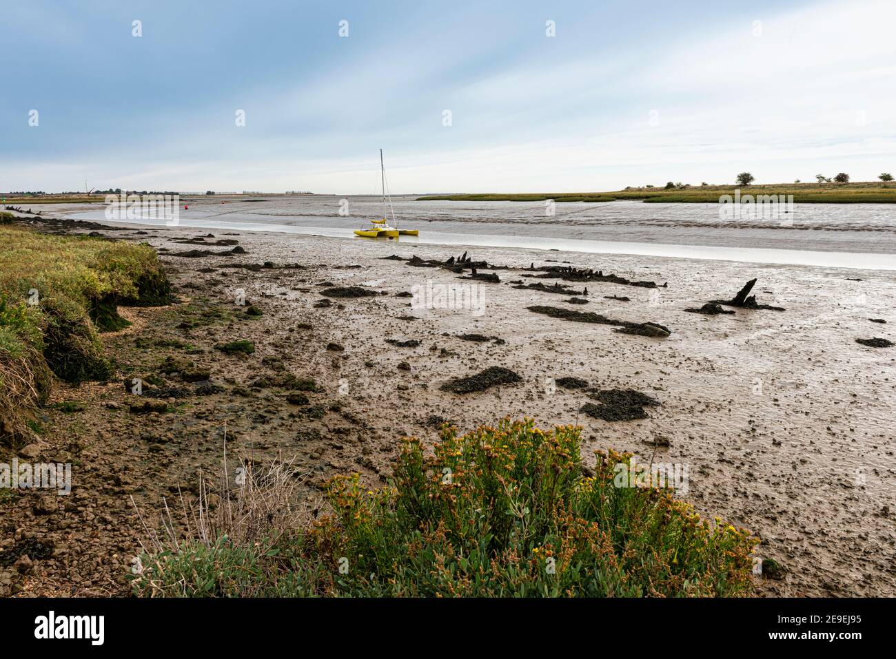 Barco en el estuario del Swale en marea baja en OARE cerca de Faversham en Kent, con vistas a la isla de Sheppey Foto de stock