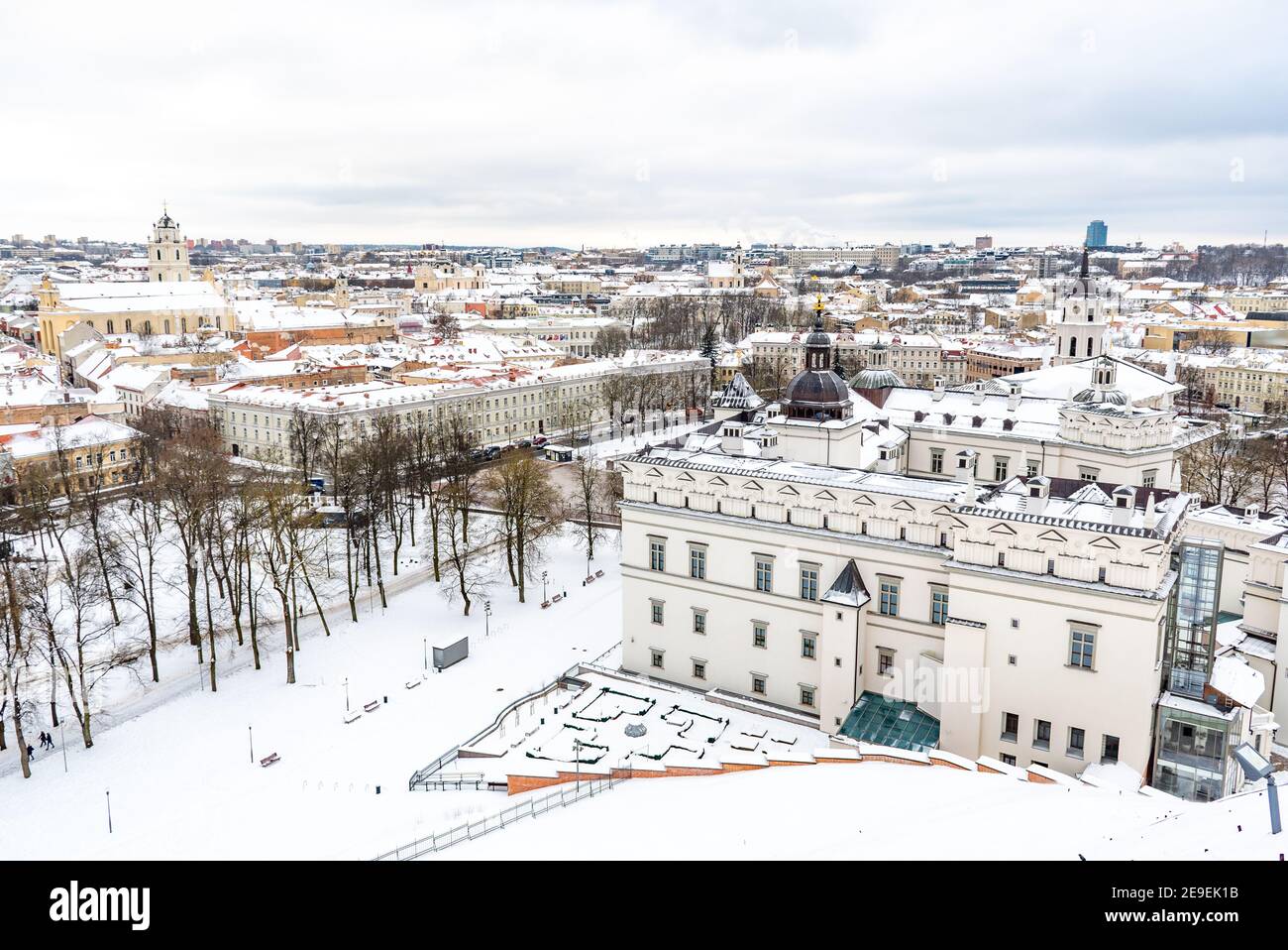 Vista aérea del casco antiguo de Vilnius, capital de Lituania en el día de invierno con nieve Foto de stock