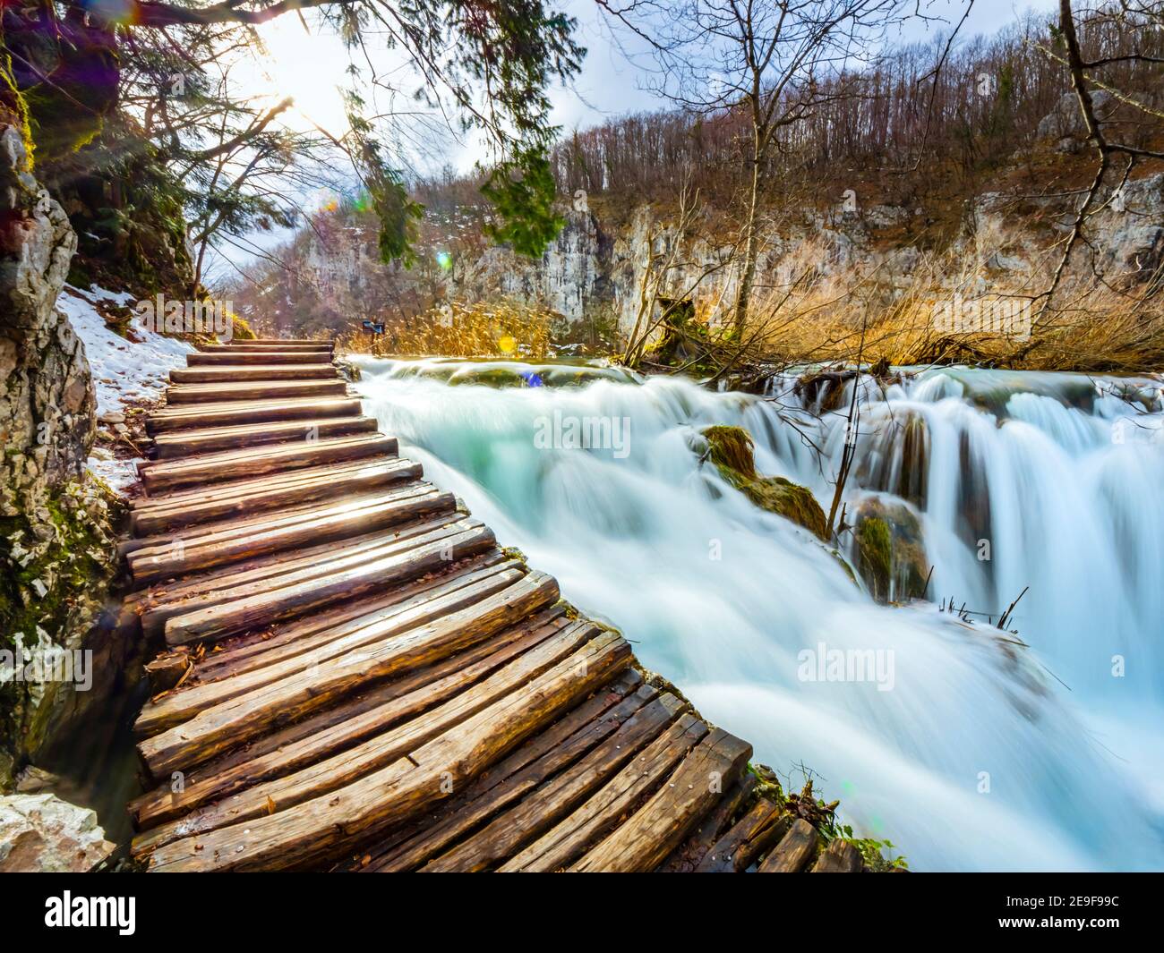 Como puente foodbridge camino de madera camino paseo camino justo por encima Río de agua fluyendo en el Parque Nacional Lagos de Plitvice Croacia Europa Foto de stock