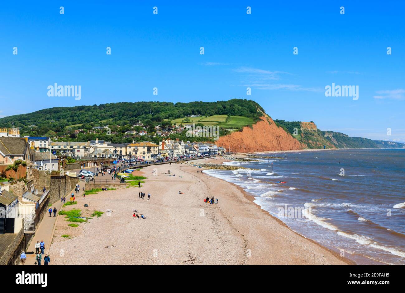Vista hacia el este hasta Salcombe Hill sobre el mar, la playa y la costa de Sidmouth, una popular ciudad costera de la costa sur en Devon, al suroeste de Inglaterra Foto de stock