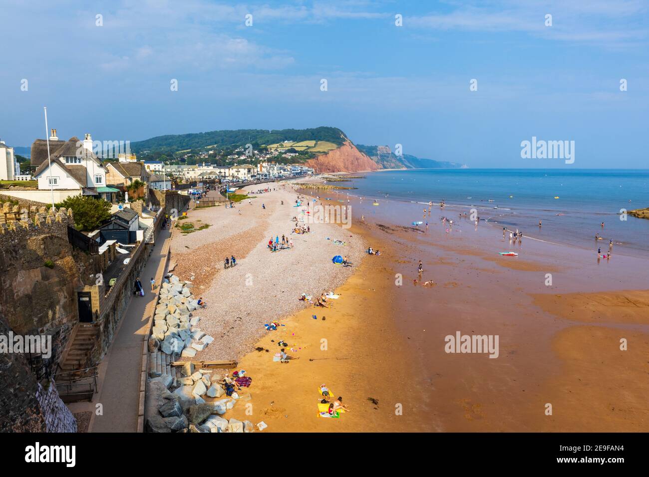 Vista hacia el este hasta Salcombe Hill sobre el mar, la playa y la costa de Sidmouth, una popular ciudad costera de la costa sur en Devon, al suroeste de Inglaterra Foto de stock