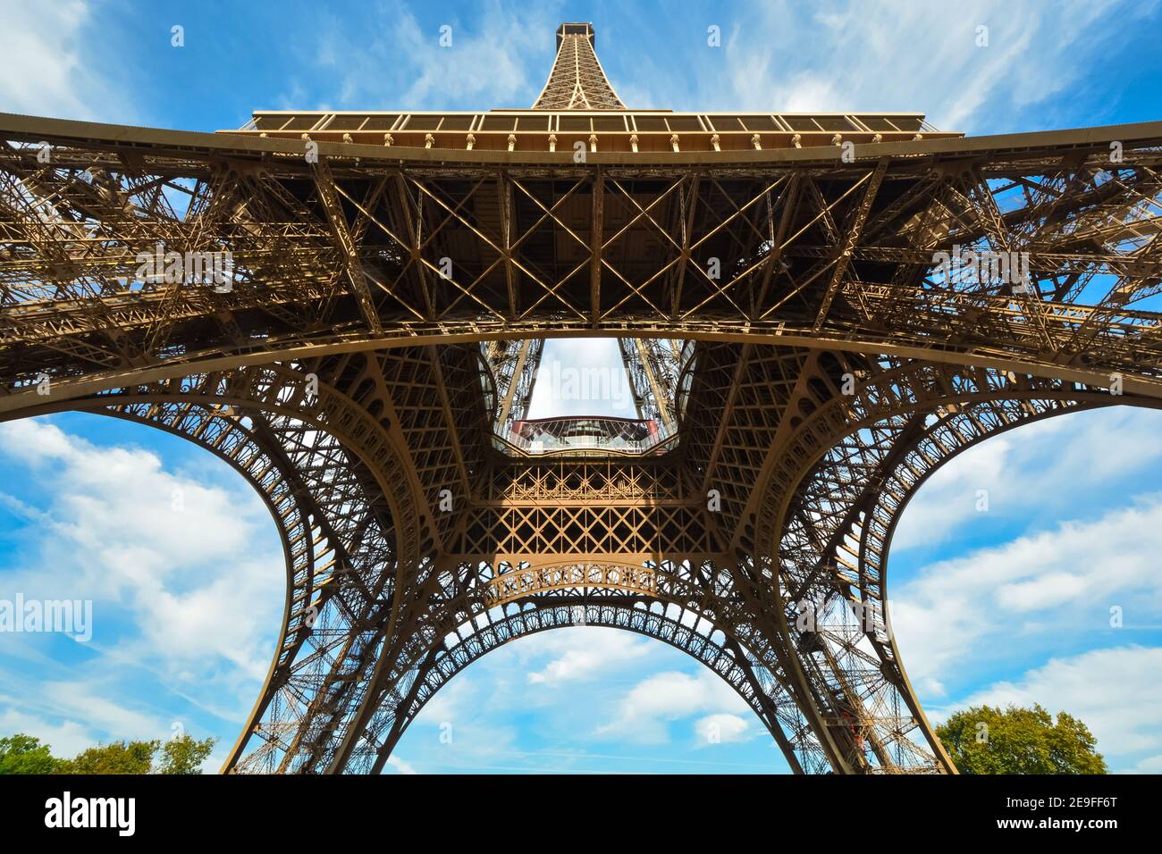 Vista mirando desde debajo de la Torre Eiffel en París, Francia. Foto de stock