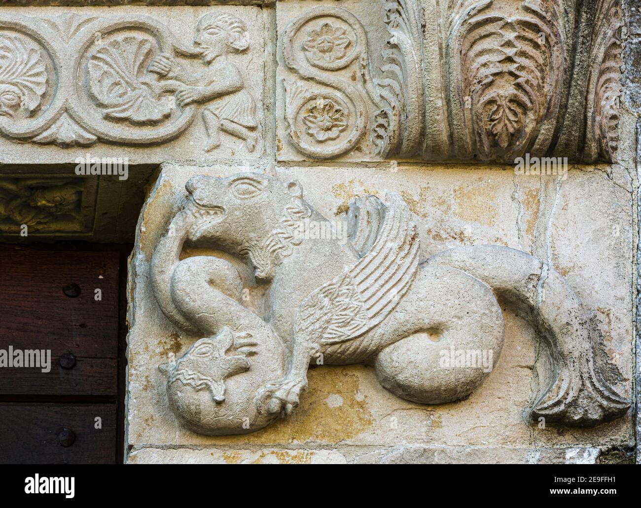 Decoraciones con fantásticos animales del portal de San Giovanni Insulam en Isola del Gran Sasso. Gran Sasso y el Parque Nacional Monti della Laga Foto de stock