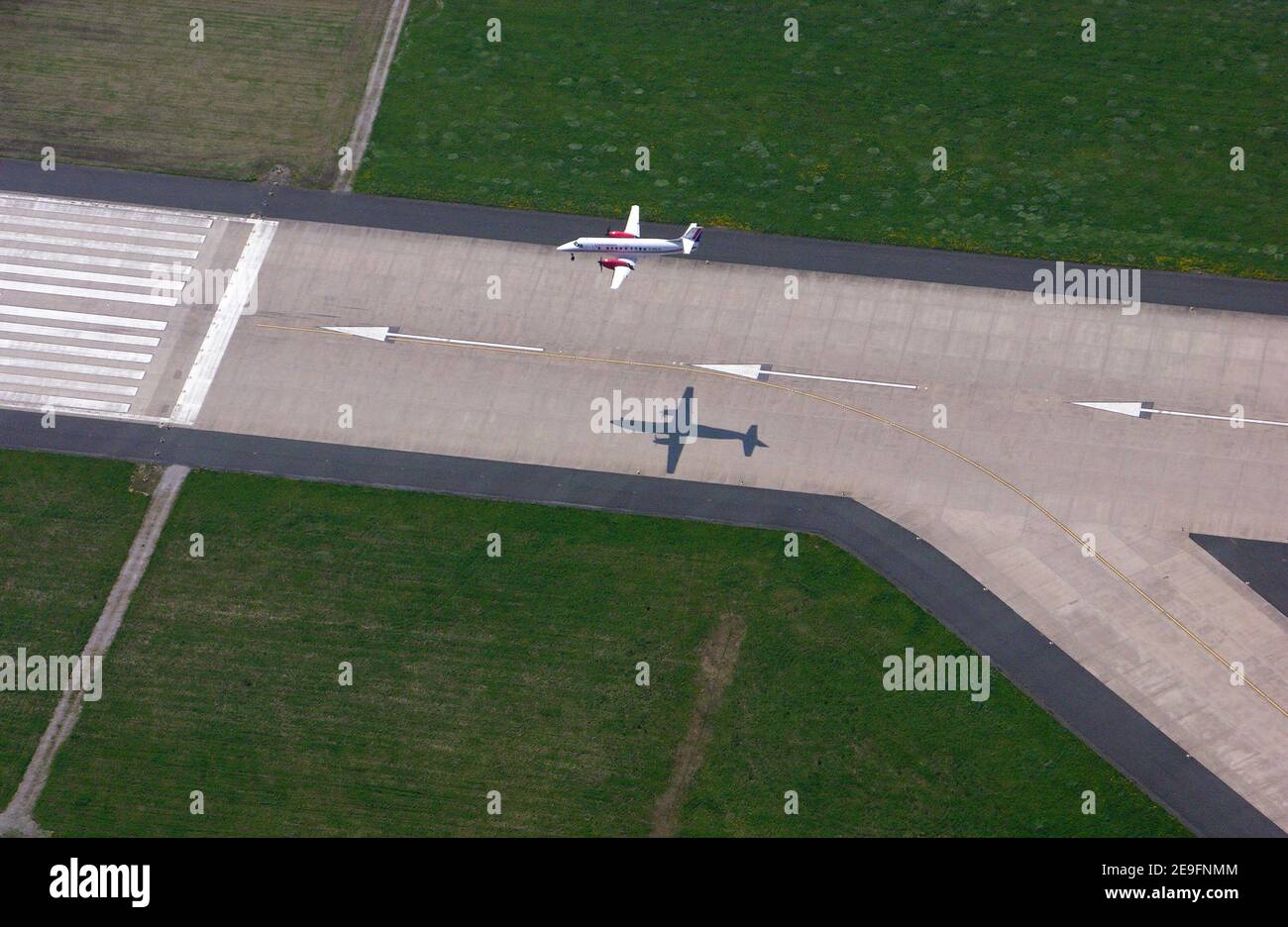 Vista aérea de un avión de motor doble que aterriza en Leeds Aeropuerto de Bradford Foto de stock