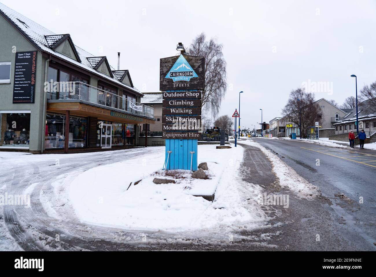 Aviemore, Escocia, Reino Unido. 4 de febrero de 2021. Vistas generales de Main Street y negocios cerrados en Aviemore. En lo que sería temporada alta para los deportes de invierno, Avemore en las tierras altas de Escocia se encuentra desierta durante el cierre, con todas las tiendas y cafés no esenciales cerrado. La calle principal suele estar llena de turistas deportivos al aire libre durante todo el año. Iain Masterton/Alamy Live News Foto de stock